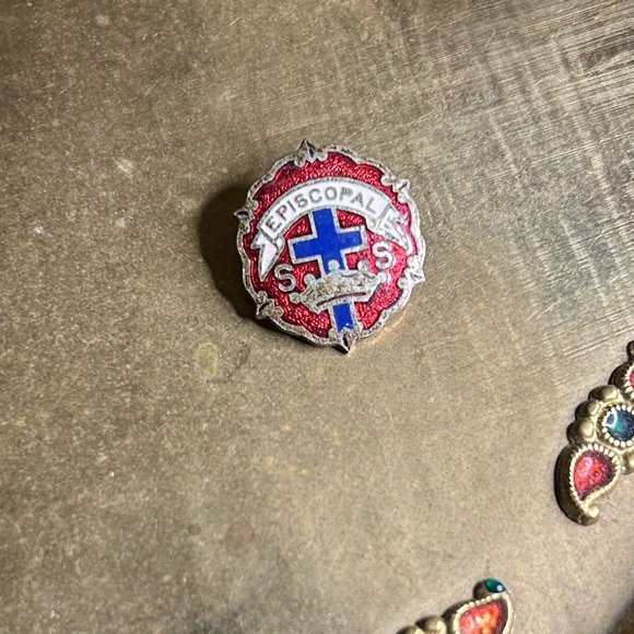 VTG Brass and Enamel Religious pin with cross and crown. - Picture 2 of 5